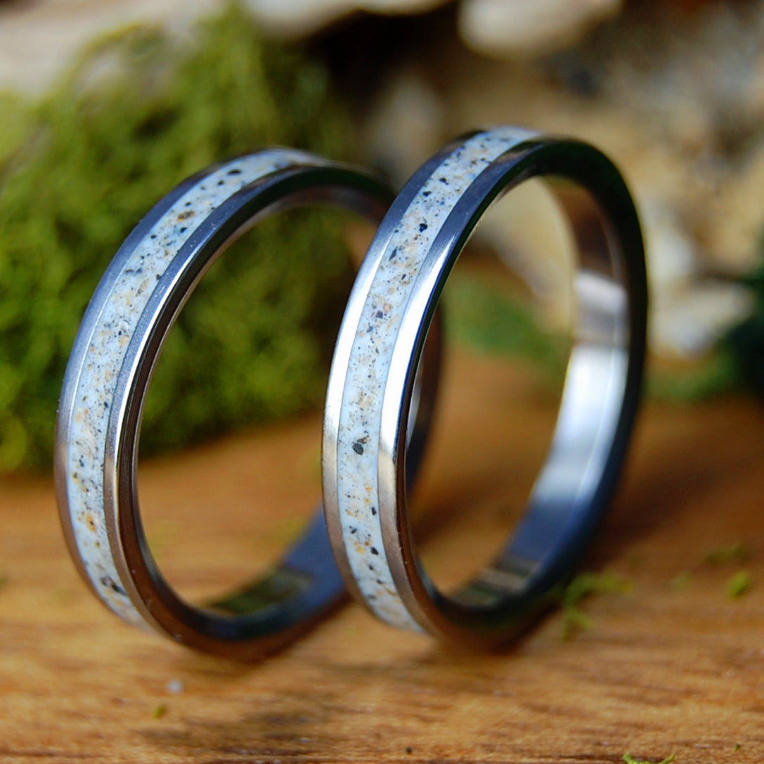 BED ROCK BEAUTY SET NARROW | Beach Sand & Titanium Wedding Rings