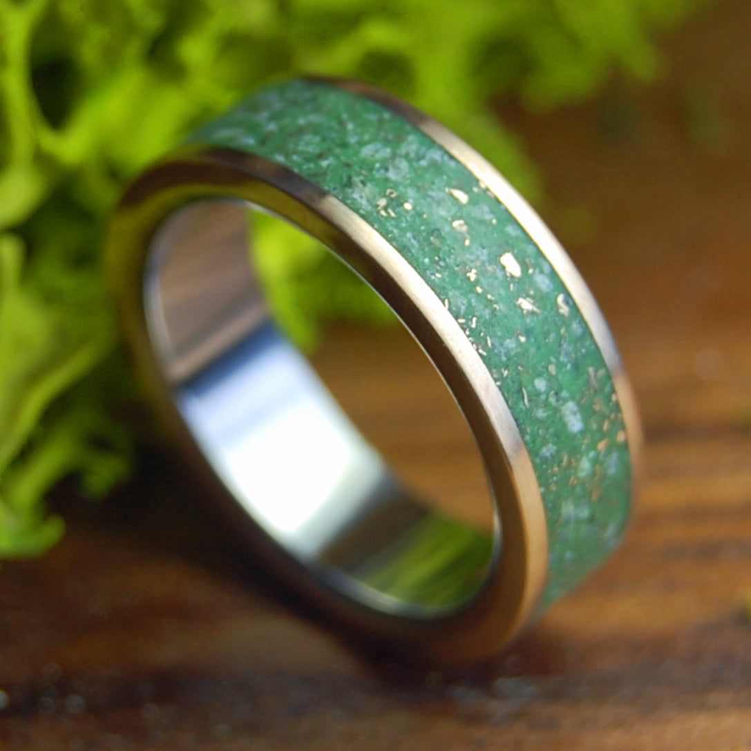 SPARKLING MEADOWS | Men's Connemara Marble & Crushed Bronze Wedding Ring