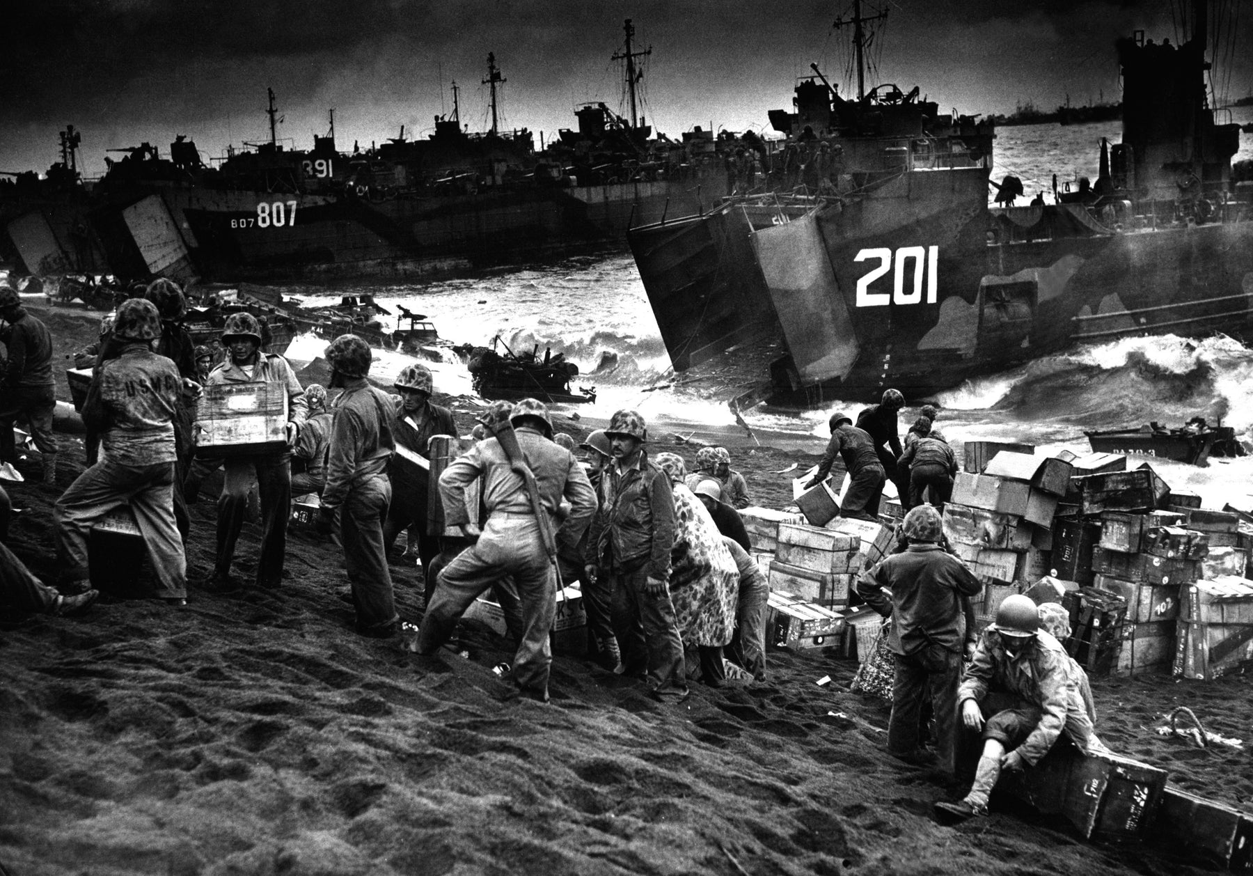 BRONZE TO THE REAL HEROES | Iwo Jima Beach in USMC Crimson Sand Military - Men's Titanium Wedding Rings - Minter and Richter Designs