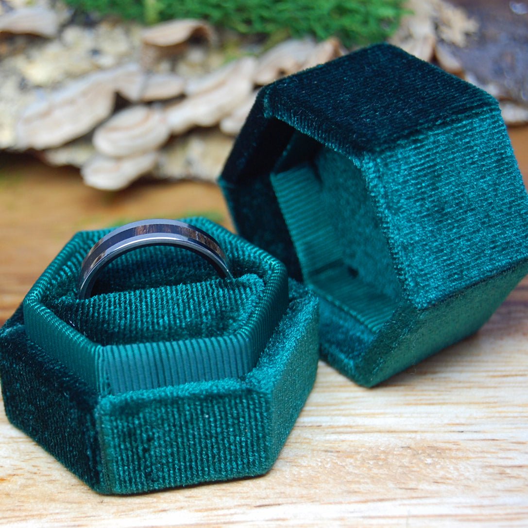 VELVET RING BOX - EMERALD GREEN | Ultra Soft Velvet Wedding Ring Box For 1 Ring - Minter and Richter Designs