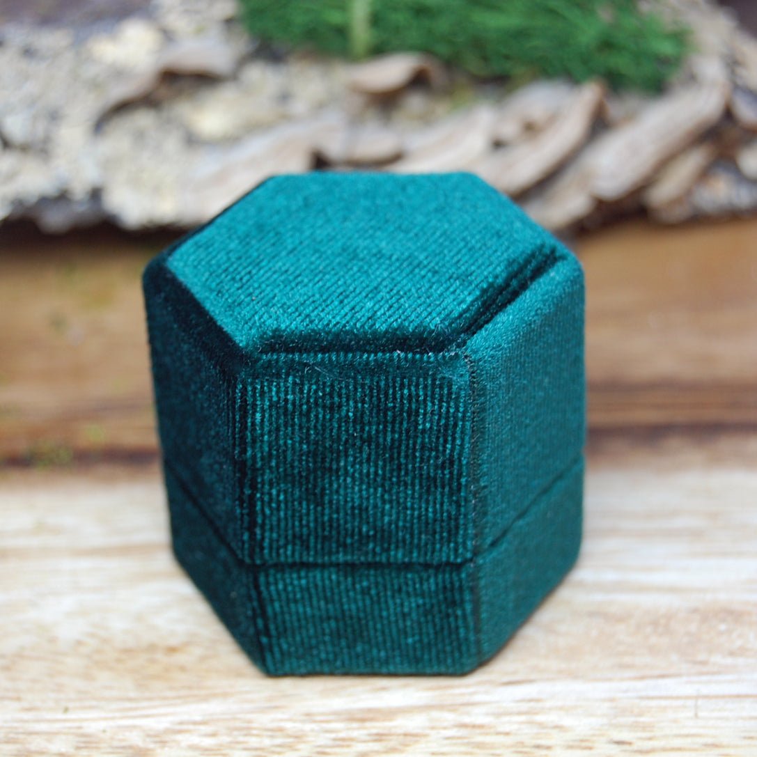 VELVET RING BOX - EMERALD GREEN | Ultra Soft Velvet Wedding Ring Box For 1 Ring - Minter and Richter Designs