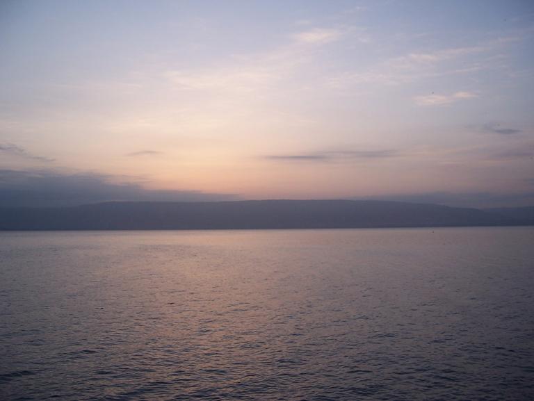 Sunrise on Galilee | Sea of Galilee Beach Sand, Charoite & Titanium Wedding Ring - Minter and Richter Designs