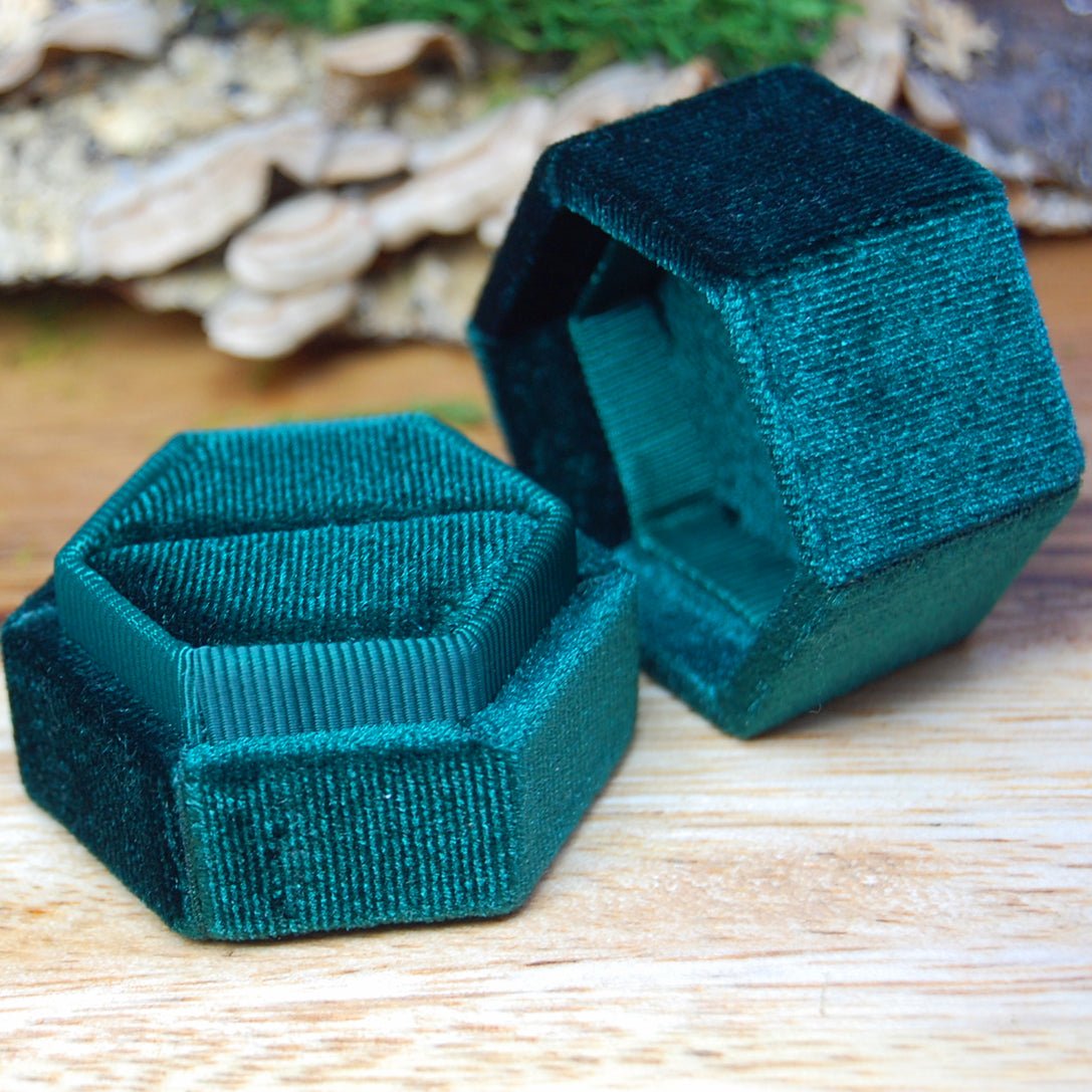 VELVET RING BOX - EMERALD GREEN | Ultra Soft Velvet Wedding Ring Box For 1 Ring - Minter and Richter Designs