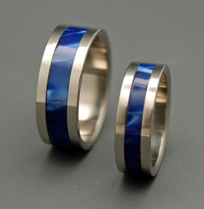 UNDERWATER LIGHT | Sapphire Blue Resin & Titanium - Unique Wedding Rings - Wedding Rings Set - Minter and Richter Designs